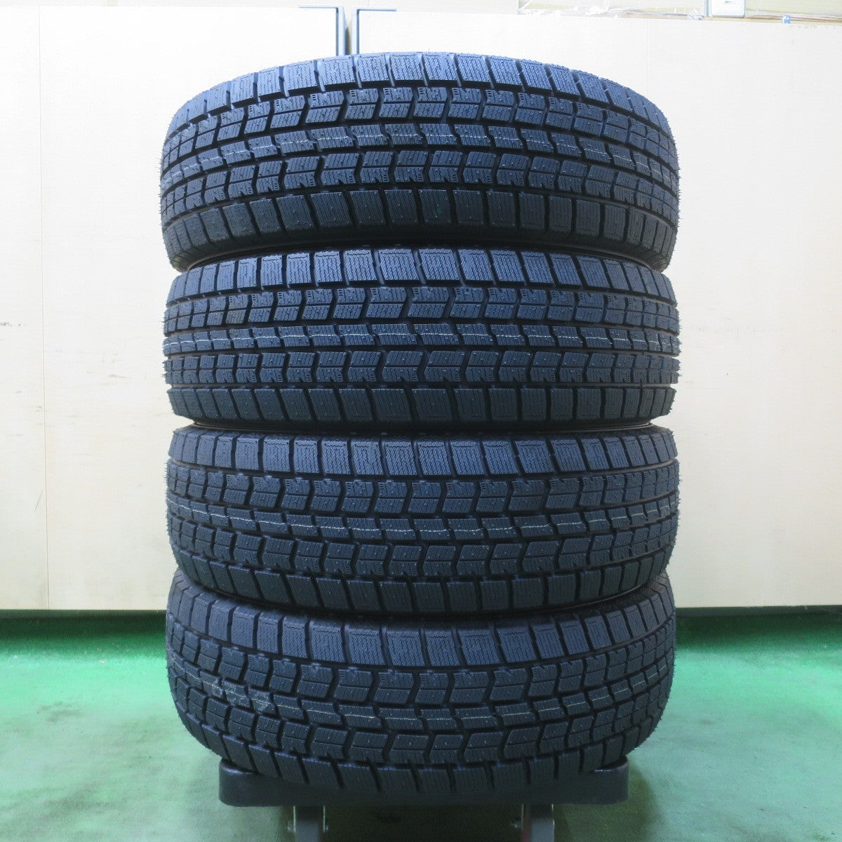 未使用！25年★スタッドレス 195/60R17 グッドイヤー アイスナビ7 タイヤ 17インチ ライズ ロッキー 60系 プリウス 等★6030413イスタ