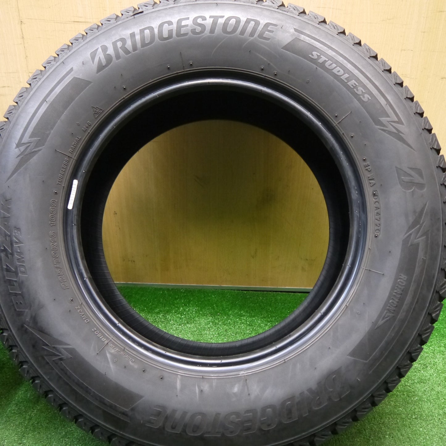 バリ溝！9分★スタッドレス 225/70R16 ブリヂストン ブリザック DM-V3 タイヤ 16インチ デリカ D:5 アウトランダー ハリアー RAV4 等★5121207Hスタ