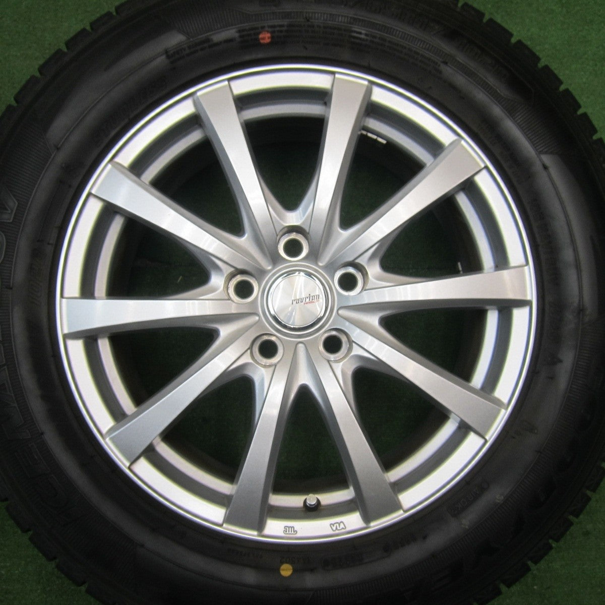 バリ溝！キレイ！9.5分以上★スタッドレス 225/65R17 グッドイヤー アイスナビ SUV ravrion RS01 ラブリオン 17インチ PCD114.3/5H★5031406TNス
