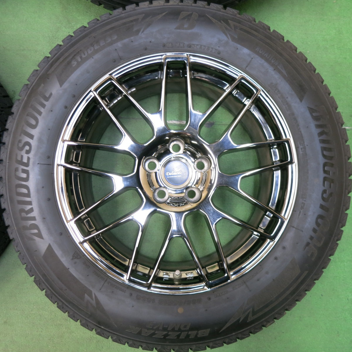 [送料無料] バリ溝！22年！9.5分以上★スタッドレス 235/65R18 ブリヂストン ブリザック DM-V3 Delmore デルモア 18インチ PCD114.3/5H★4122709SYス