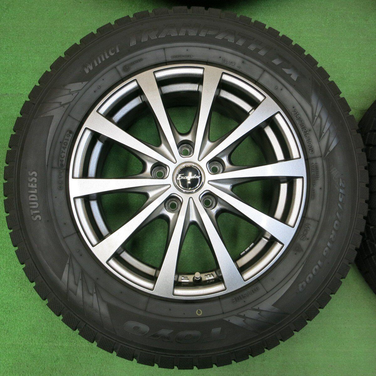 バリ溝！綺麗！9.5分★スタッドレス 215/70R16 トーヨー ウインタートランパス TX Exceeder PCD114.3/5H★4051706イス