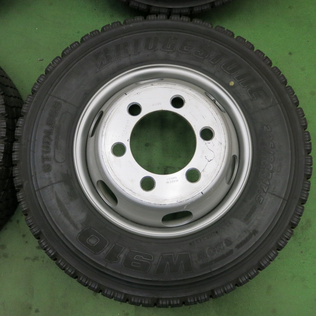 タイヤほぼ未使用！21年★トラック タイヤ 225/80R17.5 123/122L スタッドレス ブリヂストン W910 スチール ホイール 17.5インチ PCD222.25/6H★5050903ナス