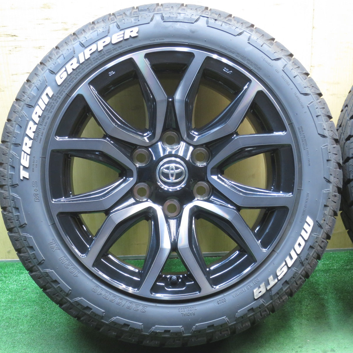 バリ溝！25年！キレイ！9.5分★ハイエース仕様 ハイラックス GR スポーツ 純正 225/55R18 モンスタ TERRAIN GRIPPER PCD139.7/6H★5080806NJノ