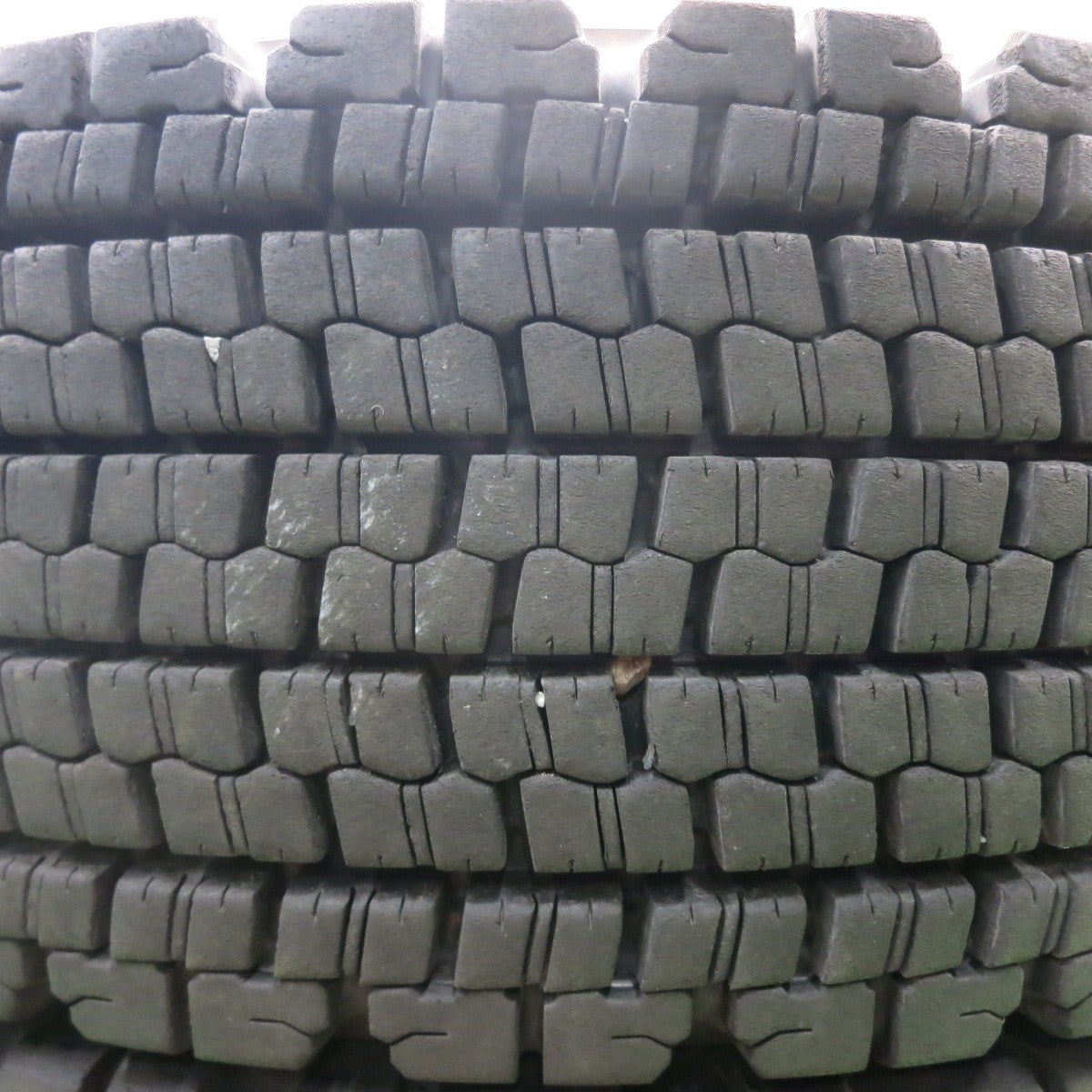 *送料無料* バリ溝！23年！9.5分★トラック タイヤ 245/70R19.5 136/134J スタッドレス ブリヂストン W900 19.5インチ★4072304HAスタ
