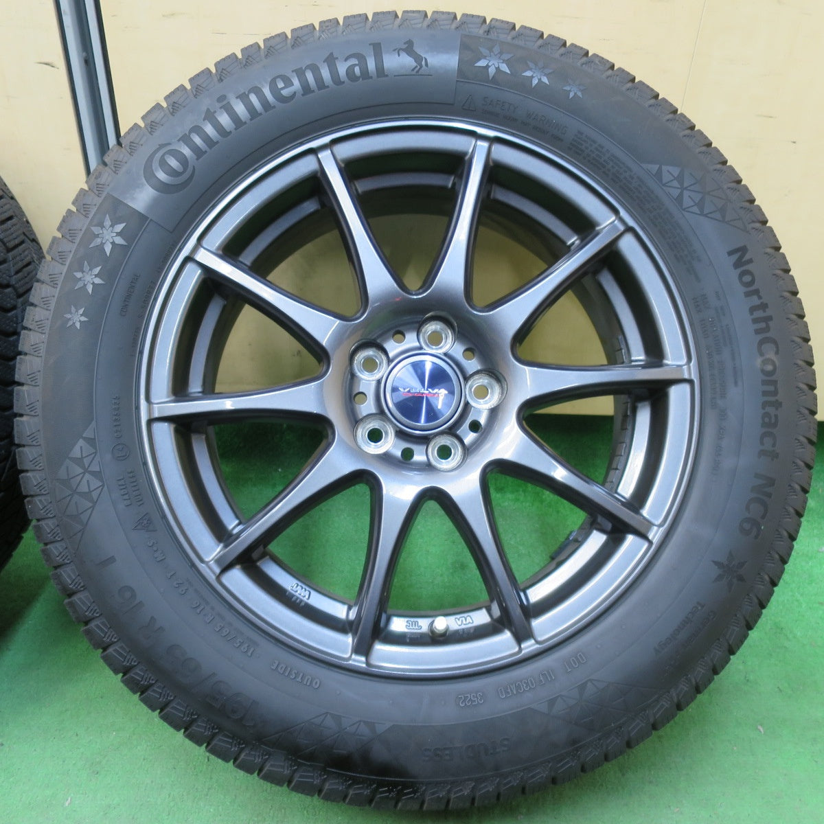 [送料無料] バリ溝！22年！キレイ！9.5分以上★ロッキー ライズ 等 195/65R16 スタッドレス コンチネンタル ノースコンタクト NC6 VELVA CHARGE ヴェルヴァ PCD100/5H★5011706イス
