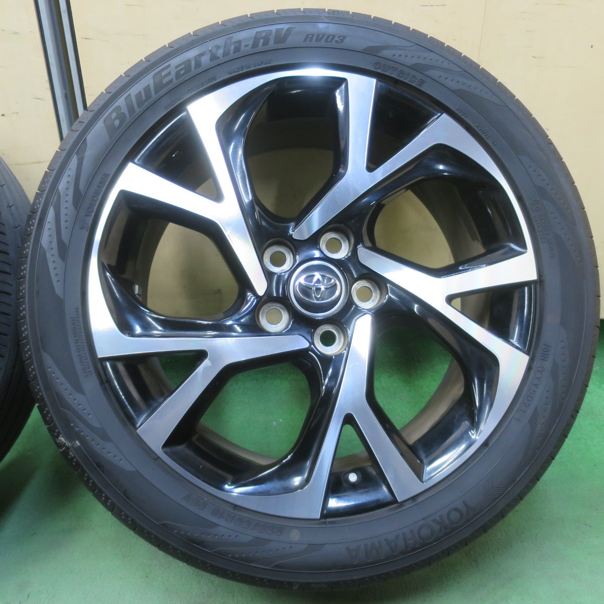 バリ溝！キレイ！9.5分★トヨタ C-HR 純正 225/50R18 ヨコハマ BluEarth-RV RV03 18インチ CHR PCD114.3/5H★6031410イノ