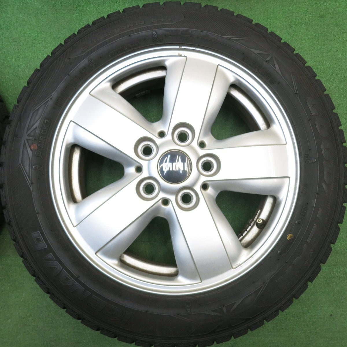 4本価格★MINI ミニ F55 F56 等 純正 ヘリスポーク 492 175/65R15 スタッドレス グッドイヤー アイスナビ6 15インチ PCD112/5H★6022810HAス