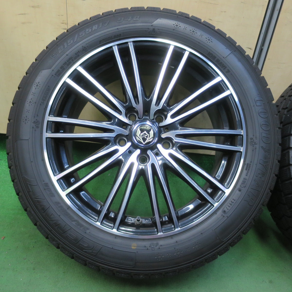 バリ溝！キレイ！8.5分★スタッドレス 215/55R17 グッドイヤー アイスナビ7 RiZLEY ライツレー 17インチ PCD114.3/5H★5070201イス