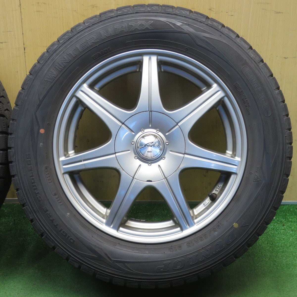 バリ溝！8.5分◎スタッドレス 195/65R15 ダンロップ ウインターマックス WM01 JOKER ジョーカー 15インチ PCD100 114.3/5H マルチ◎6082802NJス