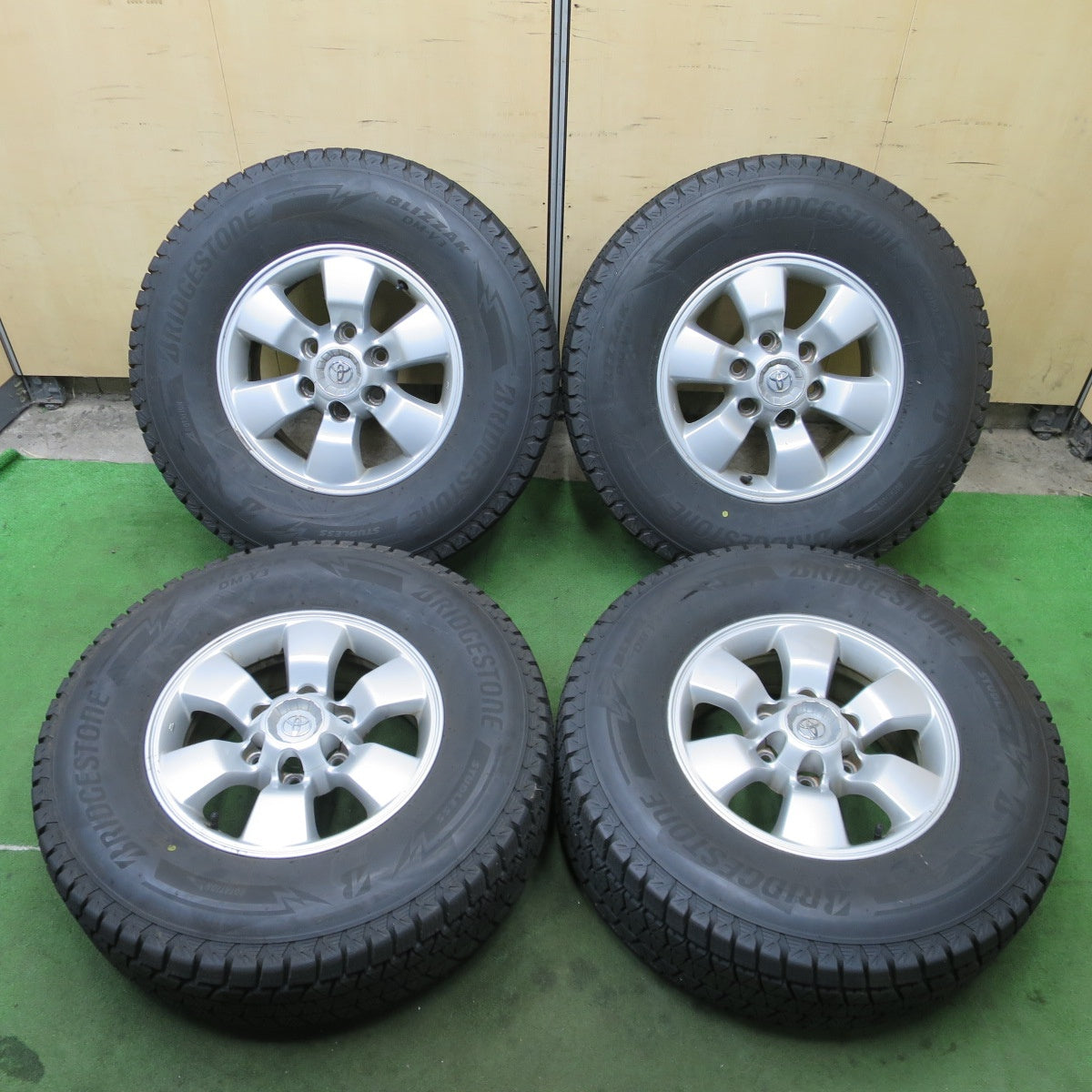 バリ溝！23年！9.5分★トヨタ ハイラックス サーフ 純正 265/70R16 スタッドレス ブリヂストン ブリザック DM-V3 16インチ PCD139.7/6H★6042902ナス