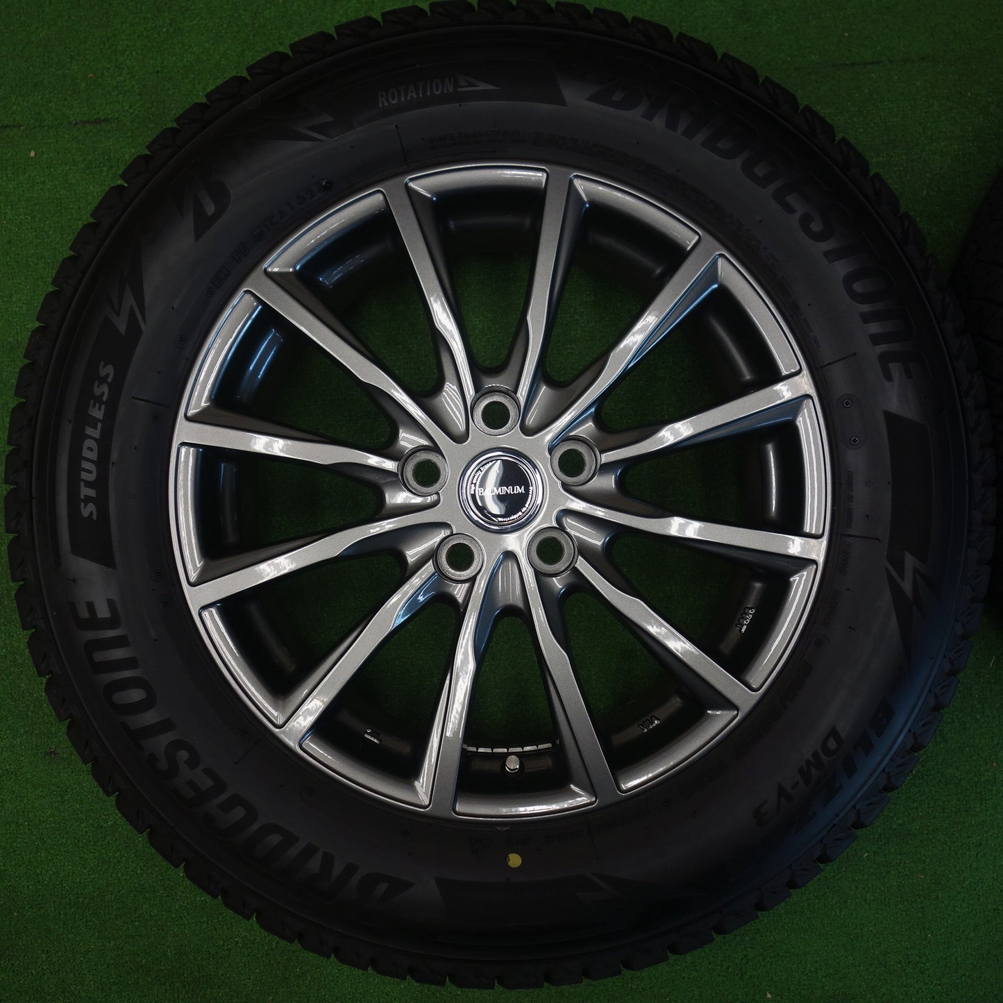 バリ溝！24年！キレイ！9.5分★スタッドレス 225/65R17 ブリヂストン ブリザック DM-V3 BALMINUM AR12 バルミナ 17インチ PCD114.3/5H★6051102KTス