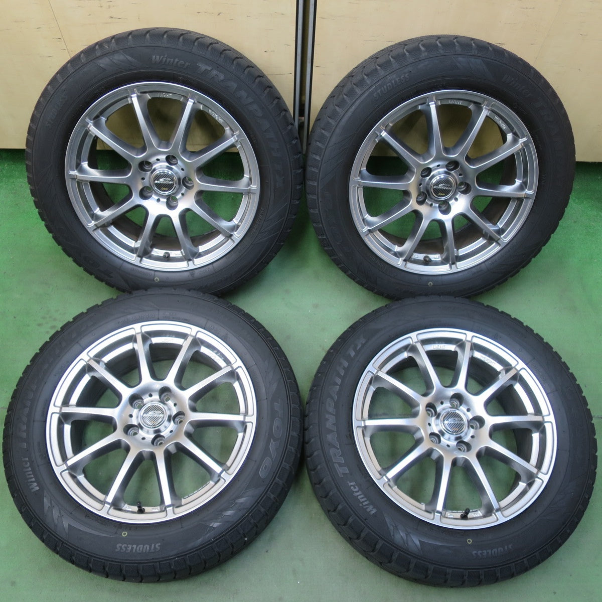 バリ溝！22年！キレイ！9.5分以上★スタッドレス 215/60R17 トーヨー ウインター トランパス TX SCHNEIDER シュナイダー 17インチ PCD114.3/5H★6032309イス