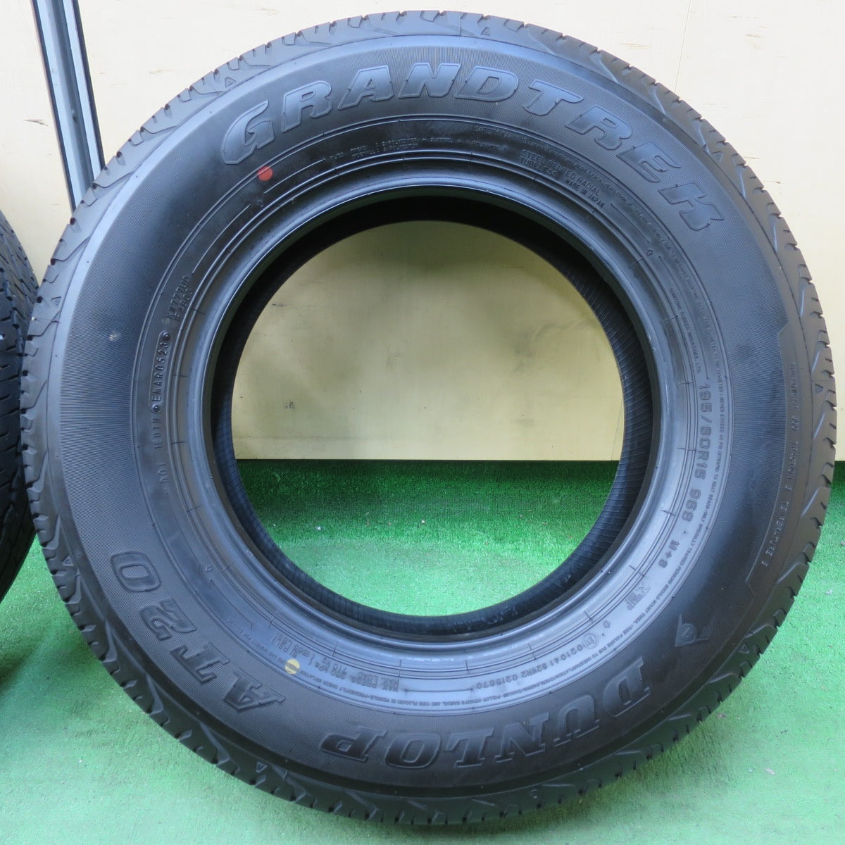 [送料無料] バリ溝！23年！8.5分★195/80R15 ダンロップ AT20 グラントレック タイヤ 15インチ ジムニー シエラ ハイエース 等★5012202イノタ