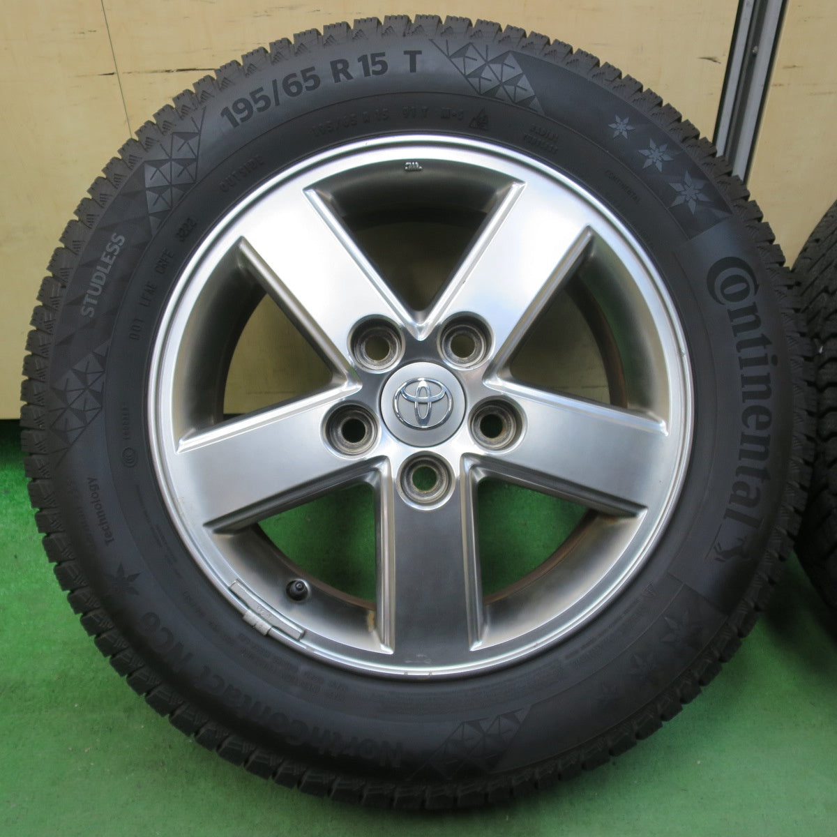 [送料無料] バリ溝！22年！9.5分以上★トヨタ 60系 ノア ヴォクシー 純正 195/65R15 スタッドレス コンチネンタル ノースコンタクト NC6 15インチ PCD114.3/5H★5040704イス