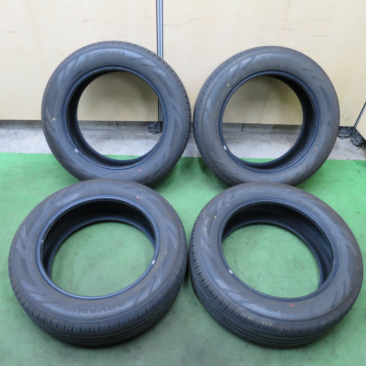 超バリ溝！24年！ほぼ10分★225/60R18 ヨコハマ アドバン V03 タイヤ 18インチ 40系 アルファード ヴェルファイア レクサスNX ハリアー RAV4 等★6022303NGノタ