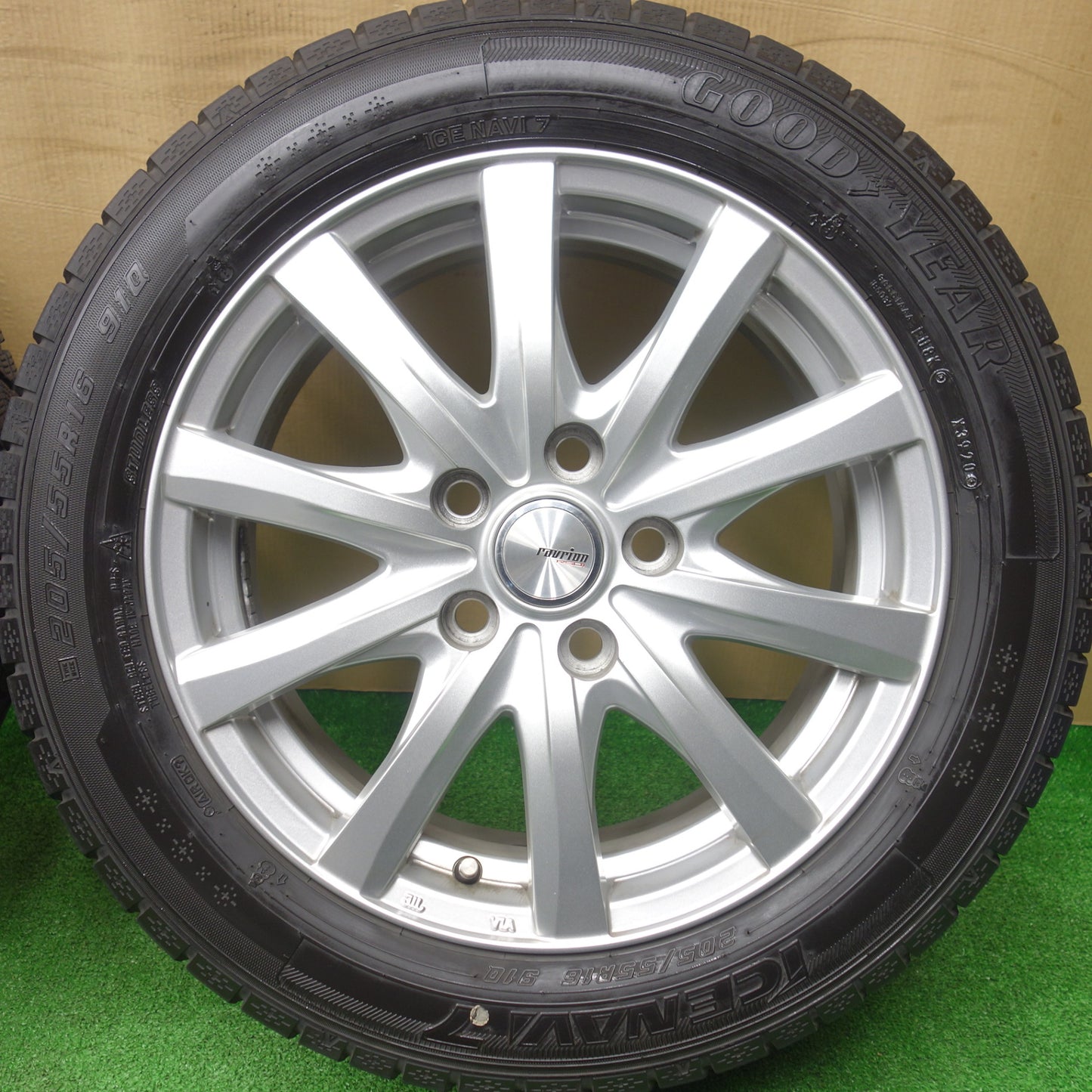 バリ溝！キレイ！9.5分★スタッドレス 205/55R16 グッドイヤー アイスナビ7 ravrion RS01 ラブリオン 16インチ PCD114.3/5H★5121301KTス