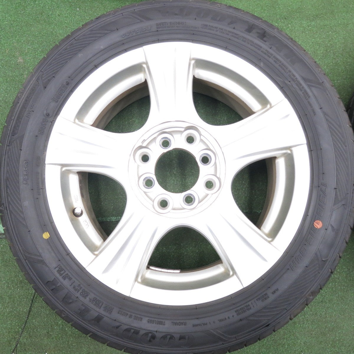 *送料無料* バリ溝！22年！9.5分★175/65R15 グッドイヤー EfficientGrip RVF02 社外 アルミ 15インチ PCD100 114.3/4H マルチ★4050102HAノ