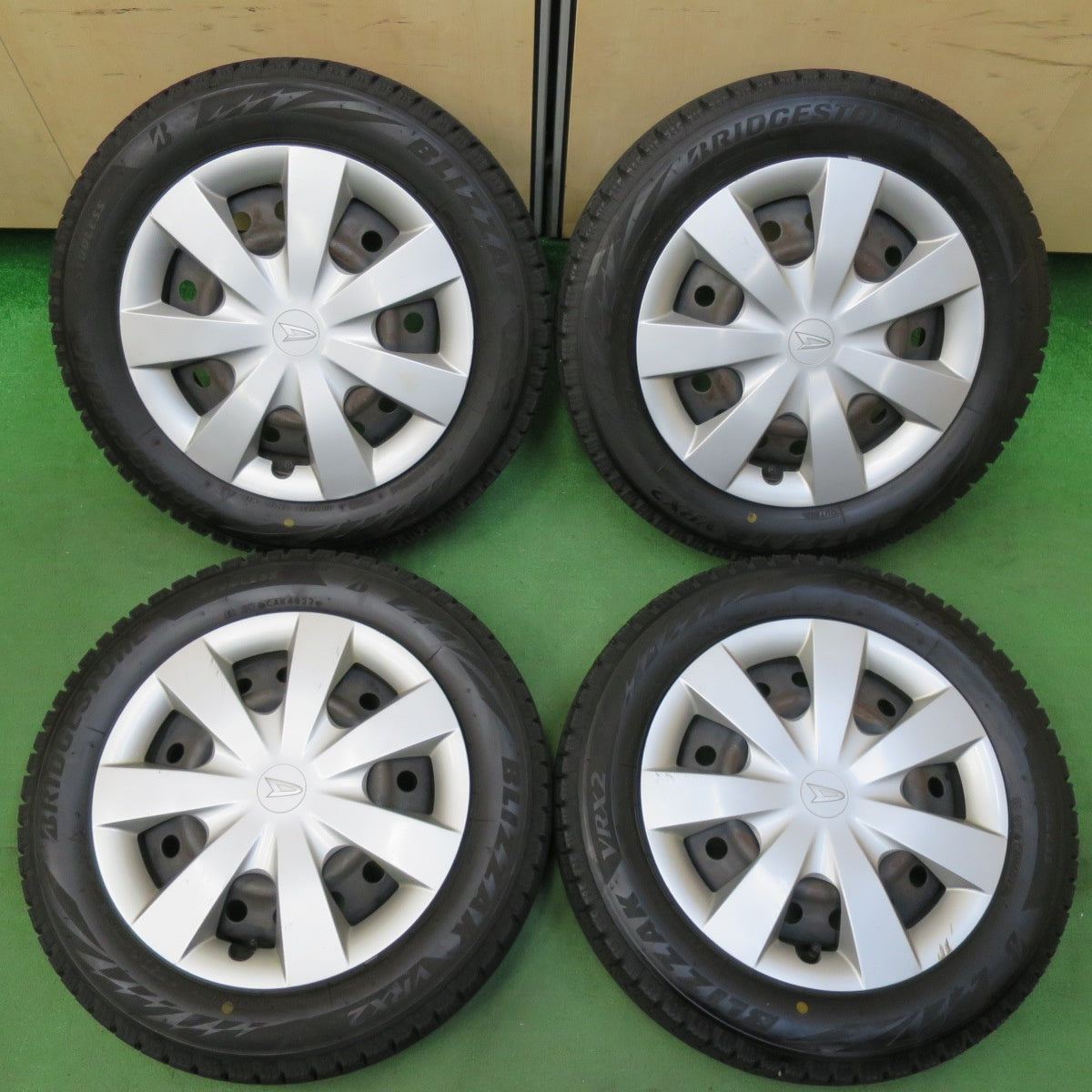 [送料無料] バリ溝！22年！ほぼ10分★ダイハツ LA300S ミライース 純正 スチール 155/65R14 スタッドレス ブリヂストン ブリザック VRX2 14インチ PCD100/4H★4103111イス