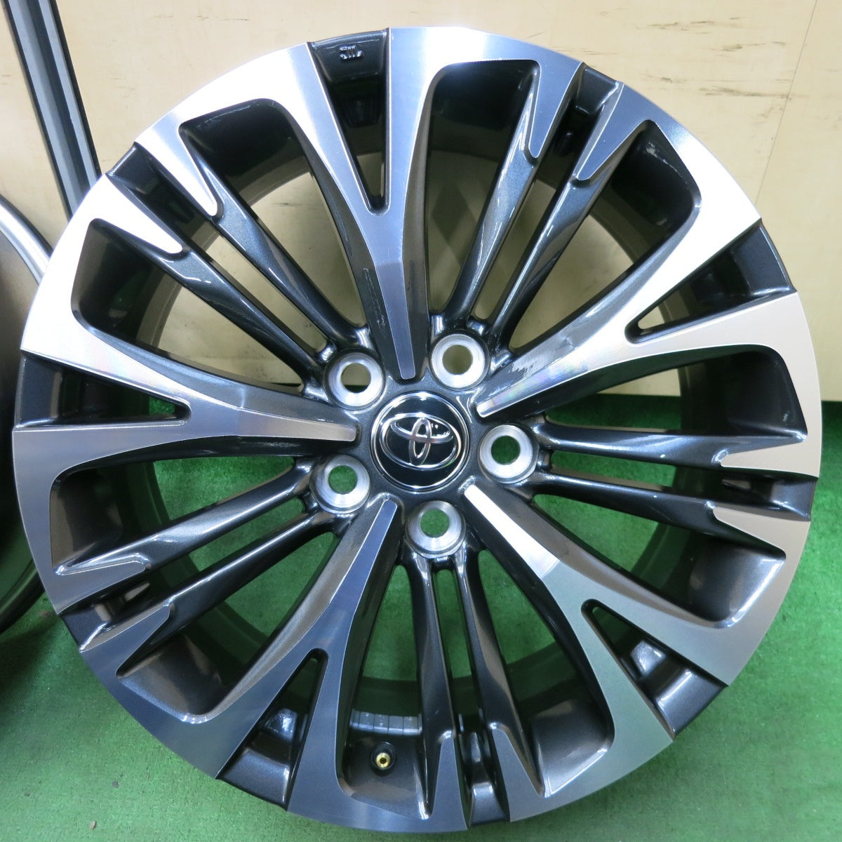 [送料無料] 新車外し★トヨタ ヤリスクロス Zグレード 純正 ホイール 18インチ 18×7J PCD114.3/5H★4112701SYホ