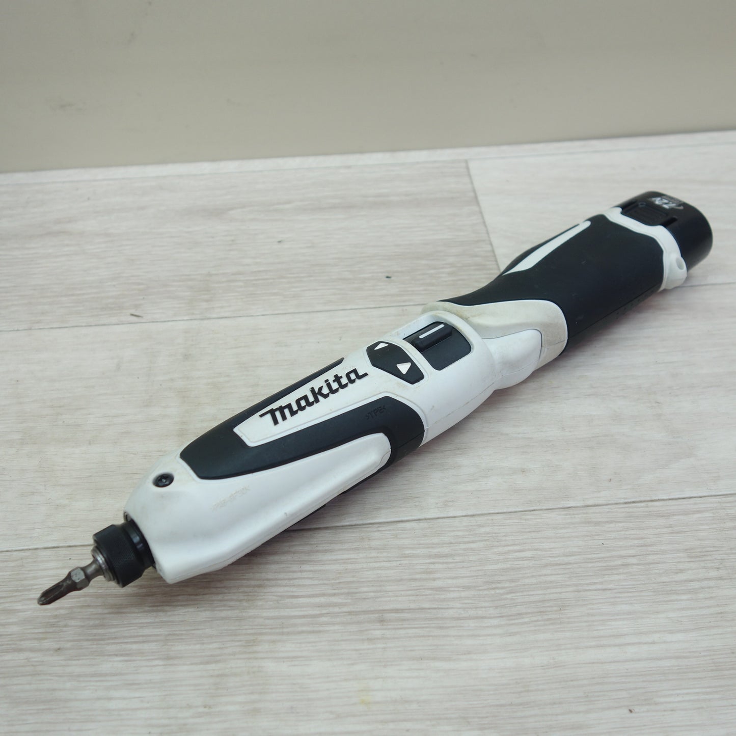 [送料無料] バッテリー2個☆マキタ 充電式 ペン インパクトドライバ TD021DSW 白 電動 工具 makita 7.2V☆