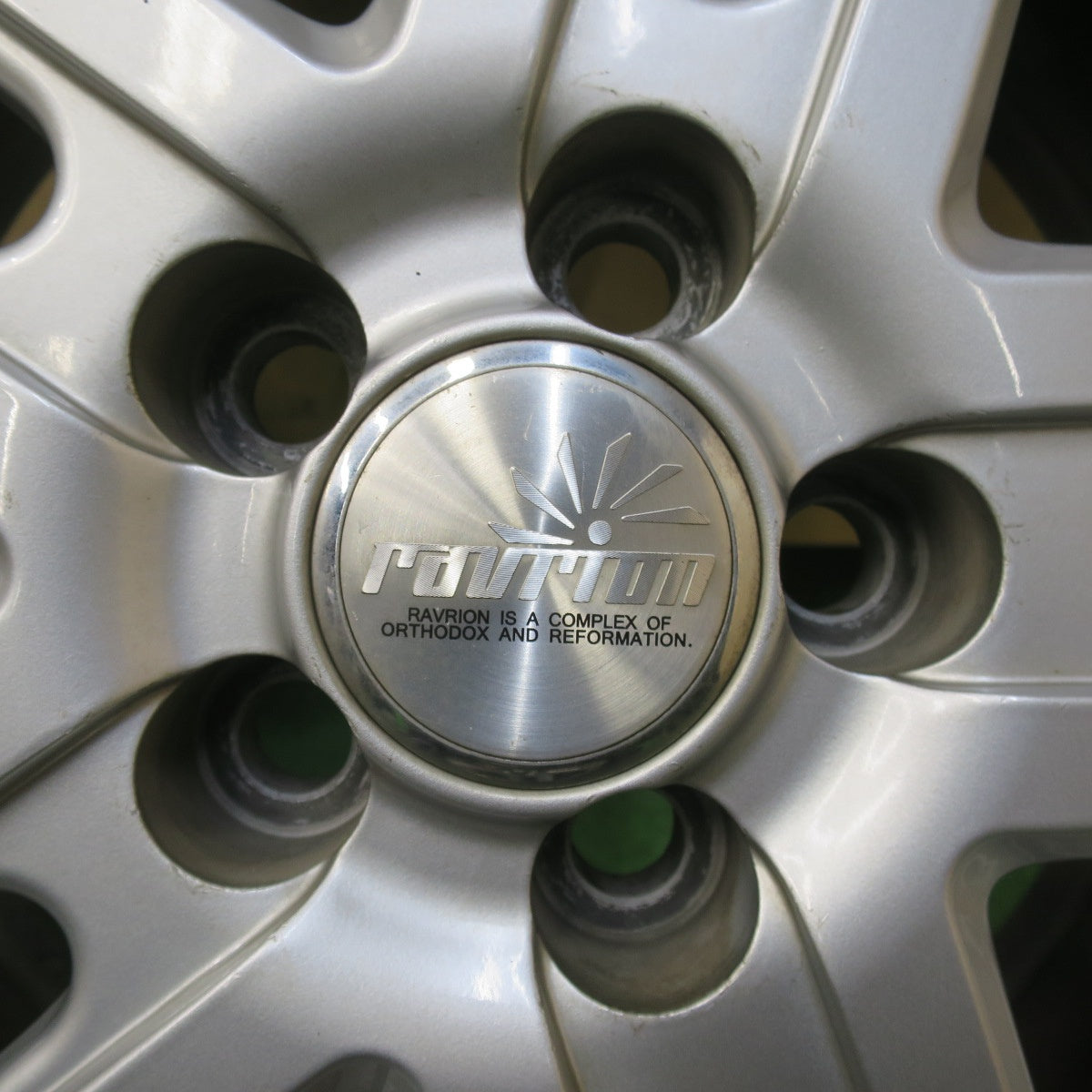 ほぼ未使用！23年★プリウス 等 185/65R15 スタッドレス グッドイヤー アイスナビ7 ravrion ラブリオン 15インチ PCD100/5H★6031404イス