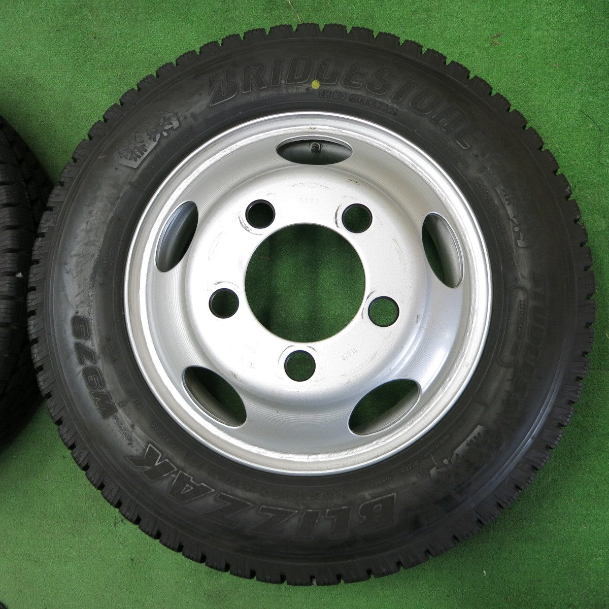 *送料無料* バリ溝！22年！9.5分以上★トラック タイヤ 215/70R17.5 118/116L スタッドレス ブリヂストン ブリザック W979 TOPY スチール PCD203.2/5H★4061702ナス