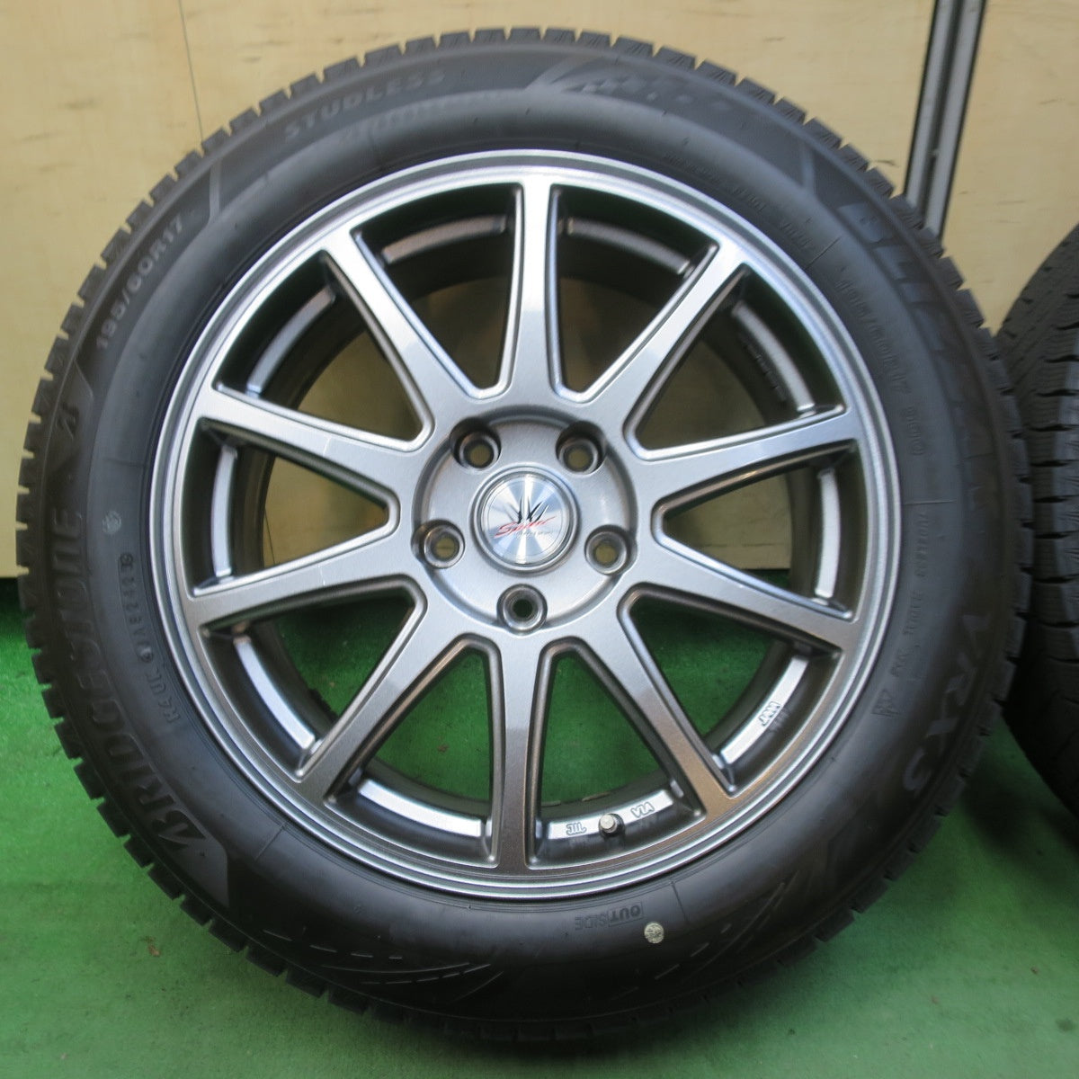バリ溝！23年！キレイ！9.5分★LOXARNY SPORT 195/60R17 スタッドレス ブリヂストン ブリザック VRX3 ロクサーニ スポーツ 17インチ PCD114.3/5H★5061802イス
