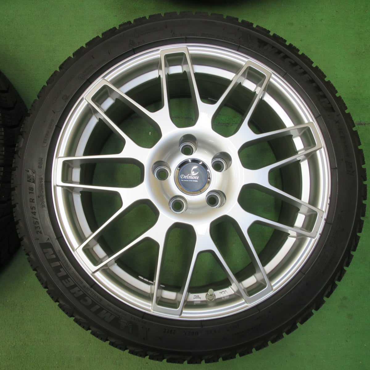 [送料無料] センサー付！バリ溝！22年！キレイ！9.5分★レクサス 等 Delmore LC.S 235/45R18 スタッドレス ミシュラン X-ICE SNOW 18インチ デルモア PCD114.3/5H★5032603イス