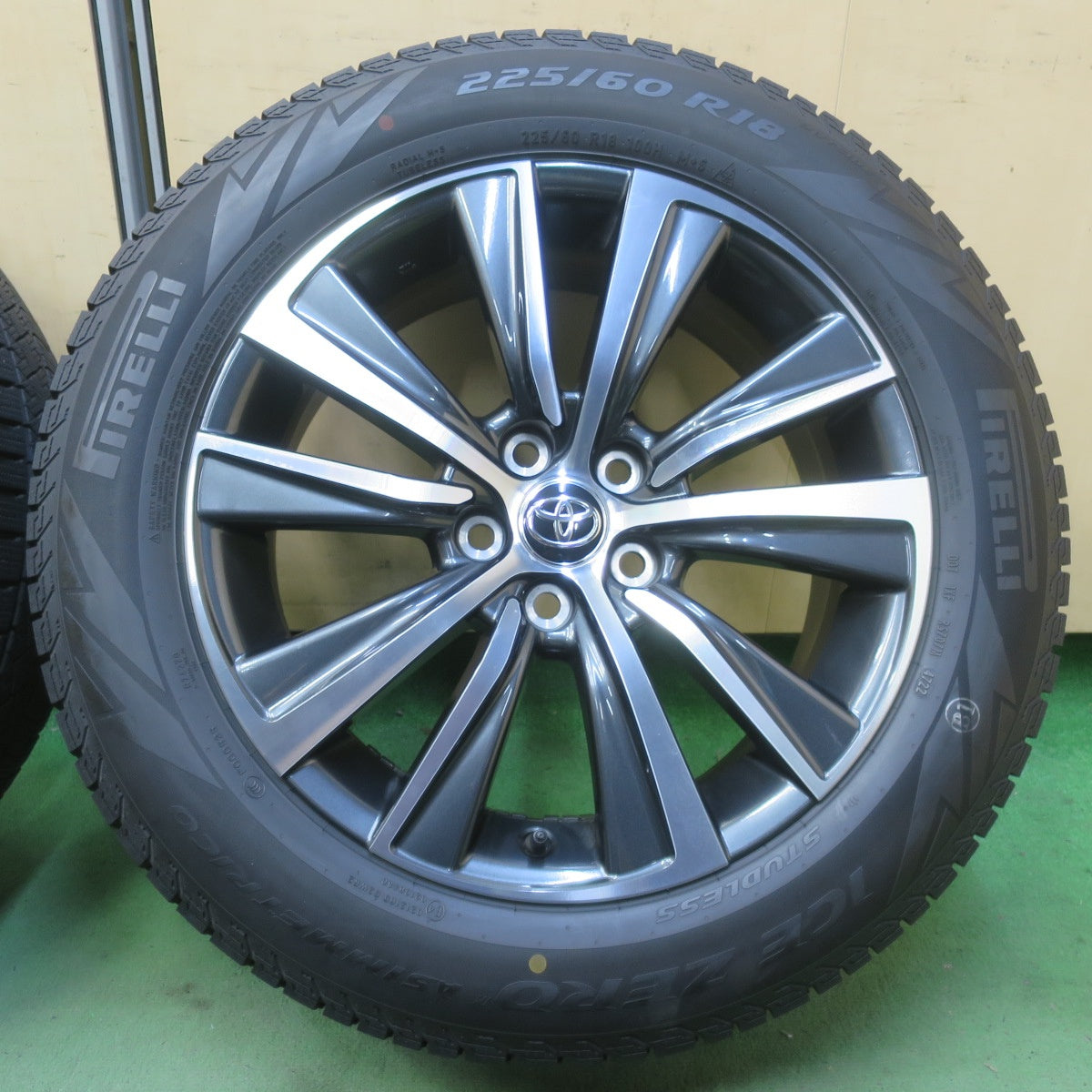 バリ溝！22年！キレイ！9分◎トヨタ 80系 ハリアー Gグレード 純正 225/60R18 スタッドレス ピレリ アイスゼロ アシンメトリコ 18インチ PCD114.3/5H◎6091502IMス