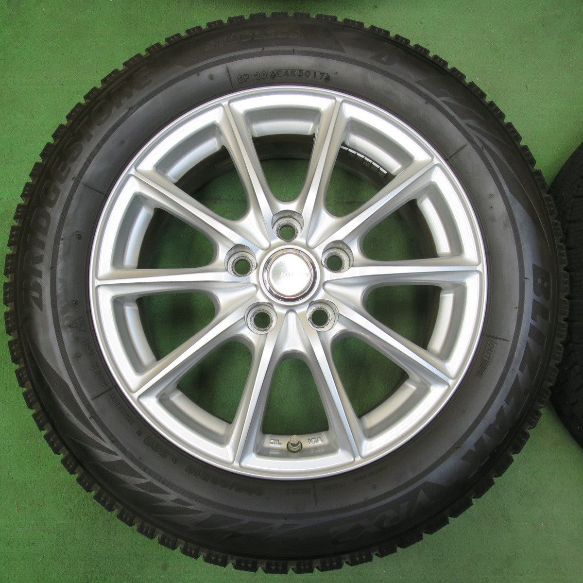 [送料無料] バリ溝！キレイ！9.5分★スタッドレス 205/60R16 ブリヂストン ブリザック VRX2 ECO FORME エコフォルム 16インチ PCD114.3/5H★5032914イス