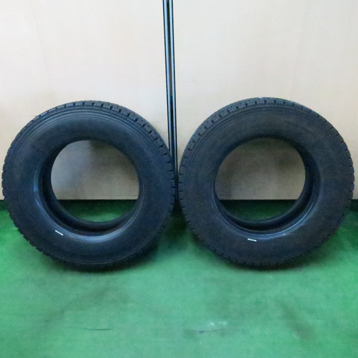 *送料無料* バリ溝！23年！9.5分★トラック タイヤ 245/70R19.5 136/134J スタッドレス ブリヂストン W999 19.5インチ★4050409ナス
