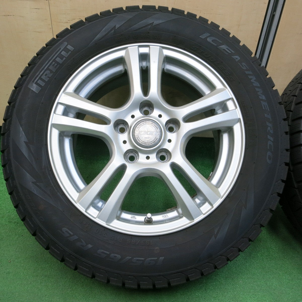 *送料無料* バリ溝！8.5分★スタッドレス 195/65R15 ピレリ アイスアシンメトリコ JOKER ジョーカー 15インチ PCD114.3/5H★4042912イス