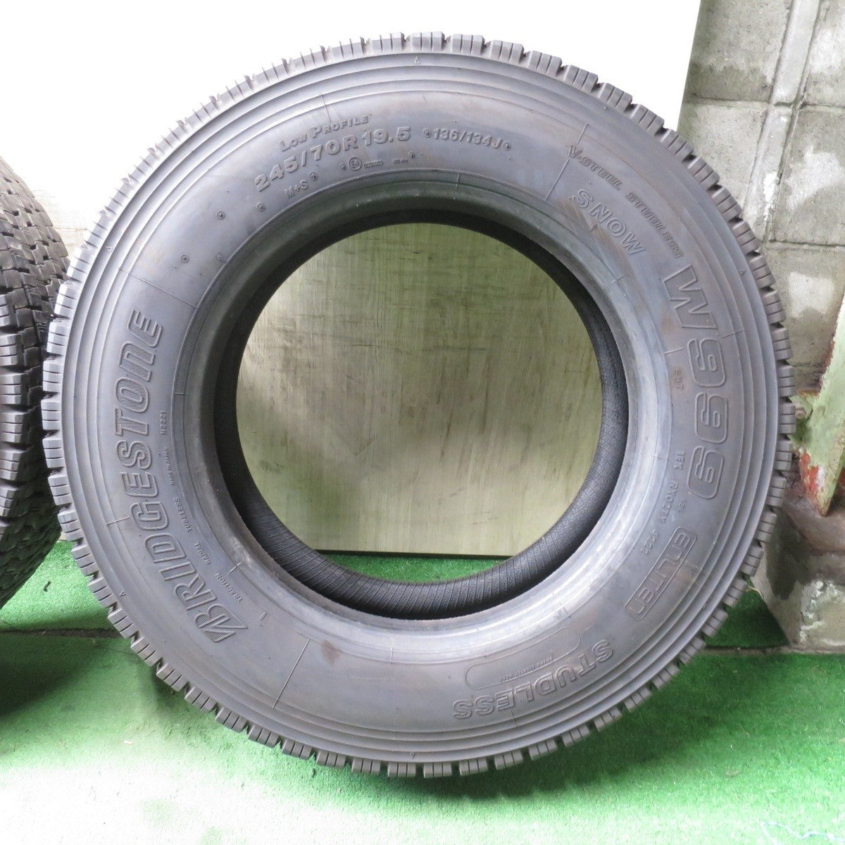 バリ溝！22年！9分★トラック タイヤ 245/70R19.5 136/134J スタッドレス ブリヂストン W999 19.5インチ★4052803クスタ