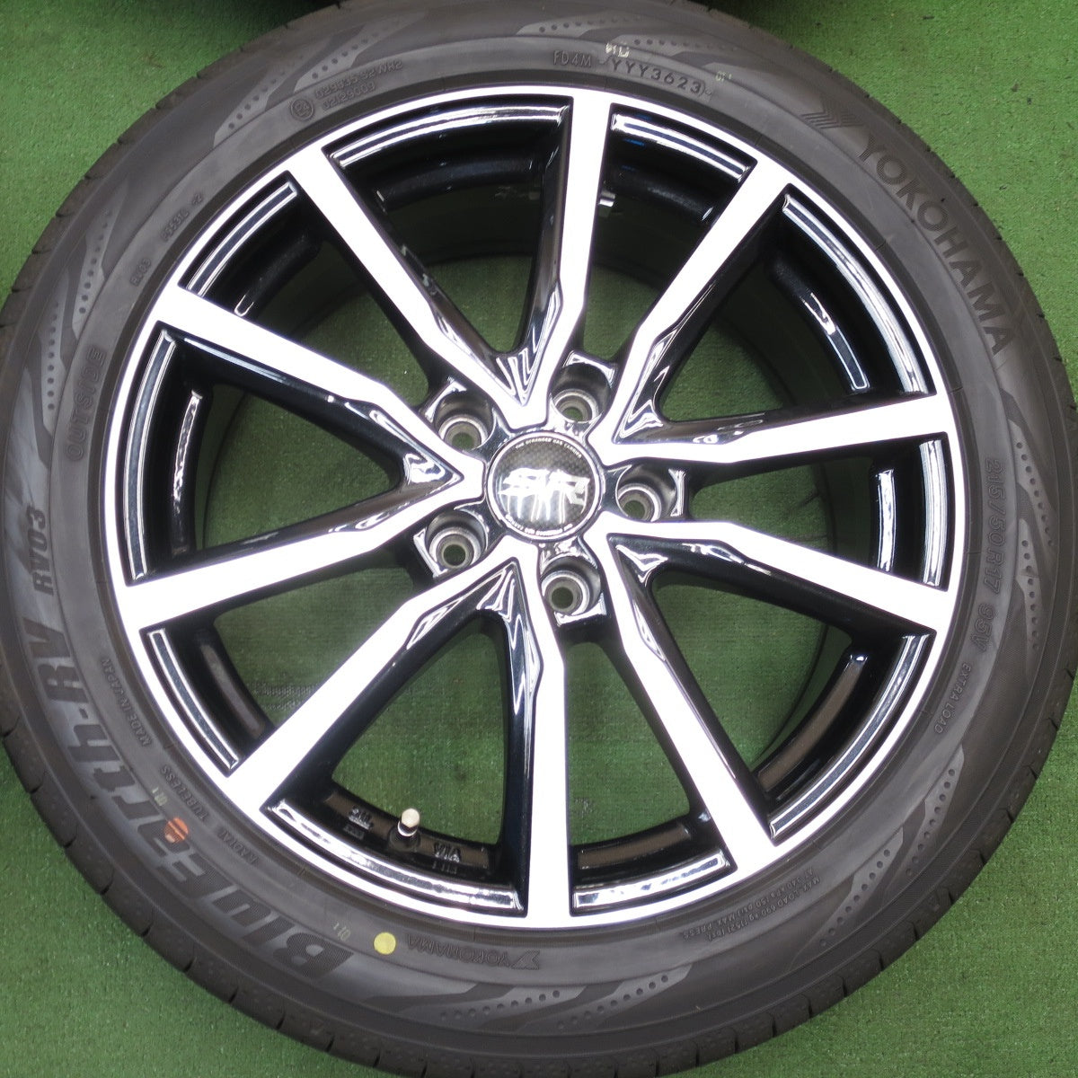 *送料無料* バリ溝！23年！キレイ！9.5分★215/50R17 ヨコハマ ブルーアース RV-02 STRANGER ストレンジャー 17インチ PCD114.3/5H★4040604クノ