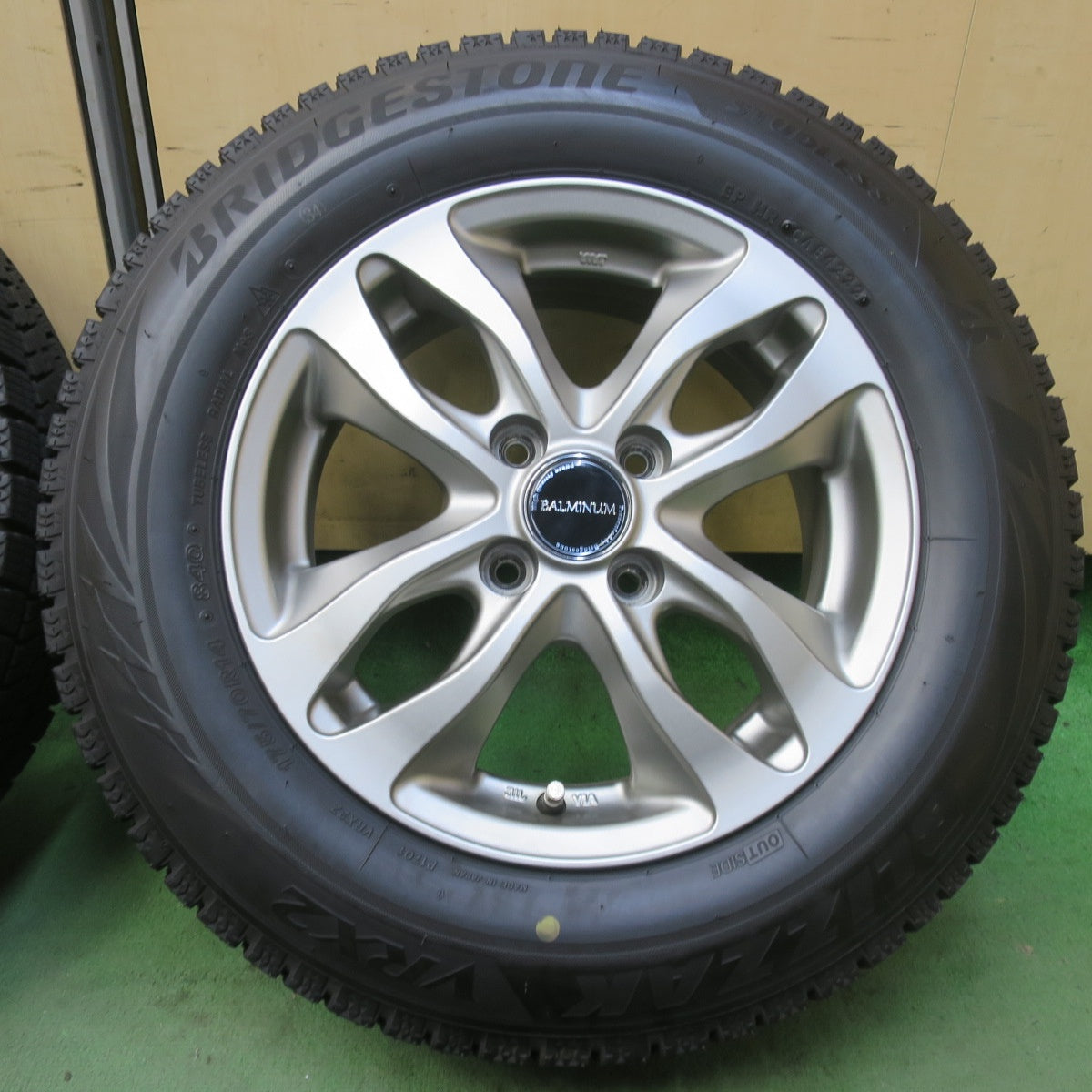 バリ溝！22年！キレイ！9.5分以上◎スタッドレス 175/70R14 ブリヂストン ブリザック VRX2 BALMINUM DS-M バルミナ 14インチ PCD100/4H◎6100707イス