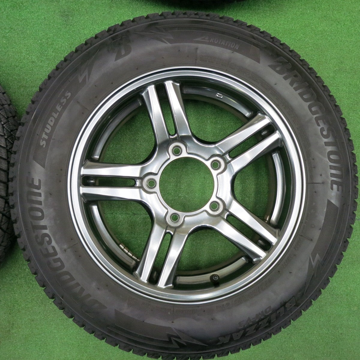 [送料無料] バリ溝！キレイ！9分★スズキ JB23 ジムニー 純正 ENKEI 175/80R16 スタッドレス ブリヂストン ブリザック DM-V3 16インチ PCD139.7/5H★4120510TNス