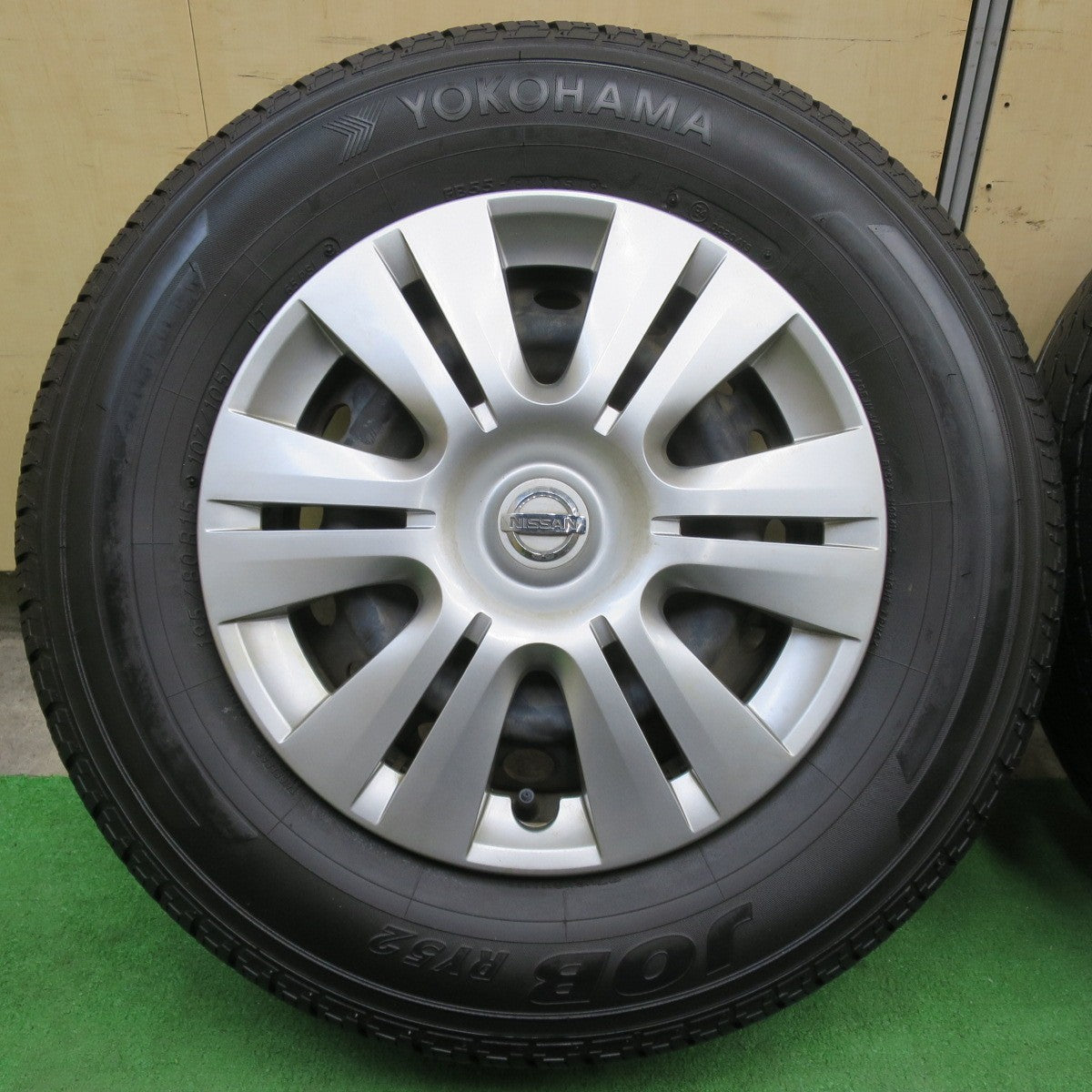 [送料無料] バリ溝！8.5分★日産 キャラバン 純正 スチール 195/80R15 107/105L ヨコハマ JOB RY52 15インチ PCD139.7/6H★5040602IMノ