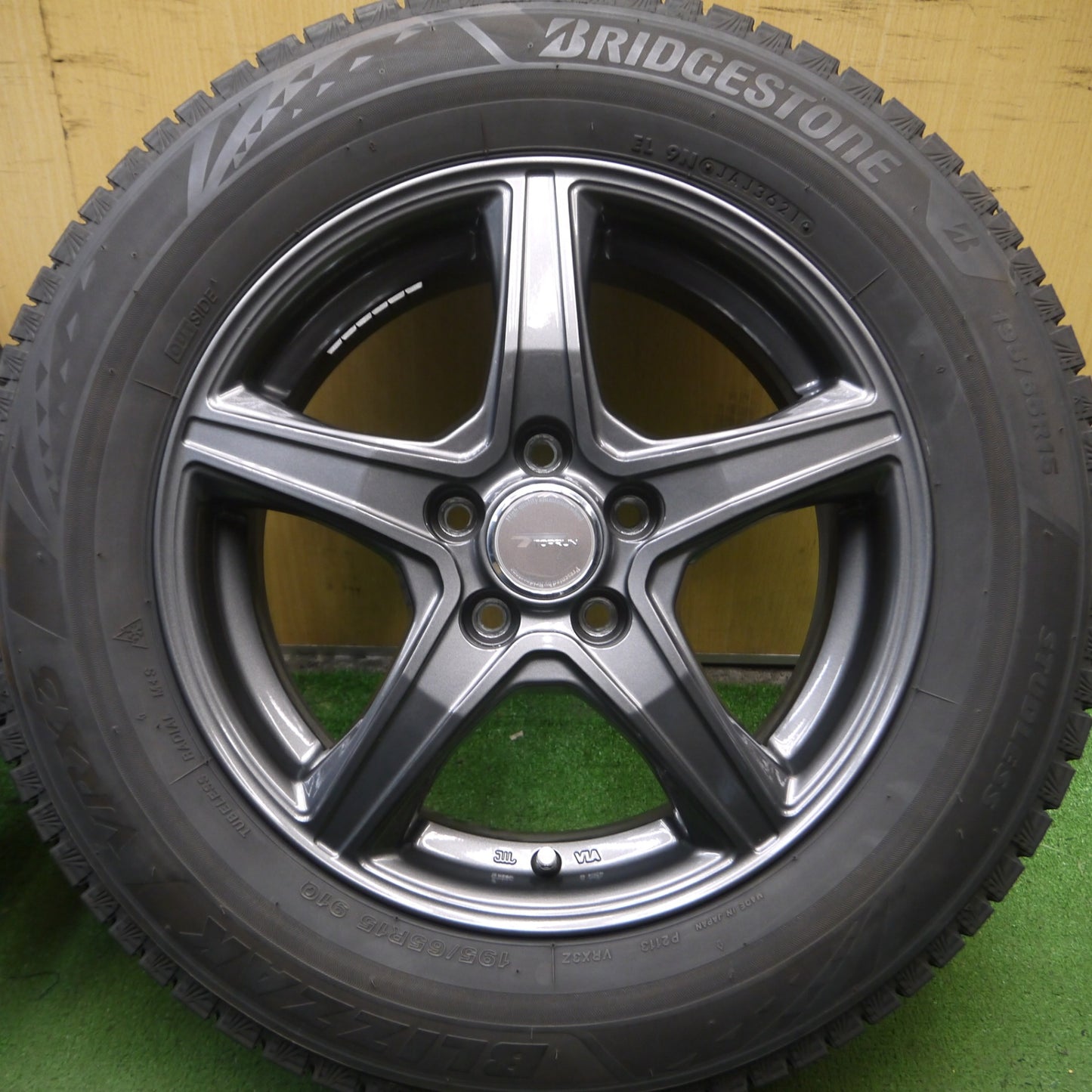 *送料無料* バリ溝！21年！キレイ！9.5分★プリウス 等 195/65R15 スタッドレス ブリヂストン ブリザック VRX3 TOPRUN PCD100/5H★4042408Hス