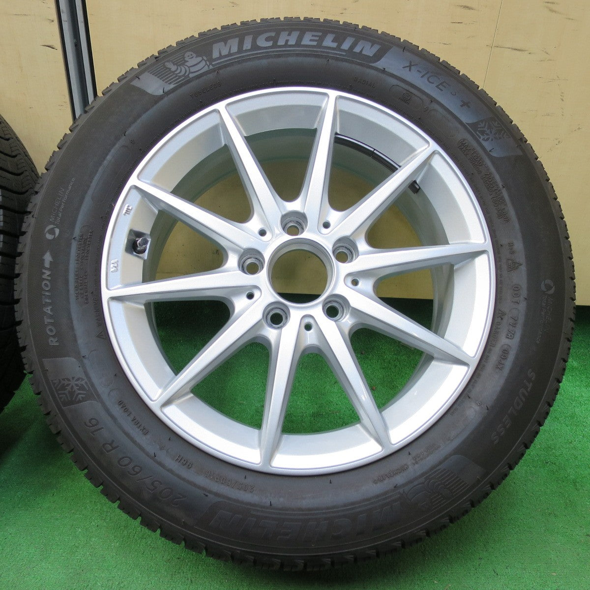 *送料無料* バリ溝！キレイ！ほぼ10分★ベンツ 等 205/60R16 スタッドレス ミシュラン X-ICE3+ 社外 アルミ 16インチ PCD112/5H★4072005イス