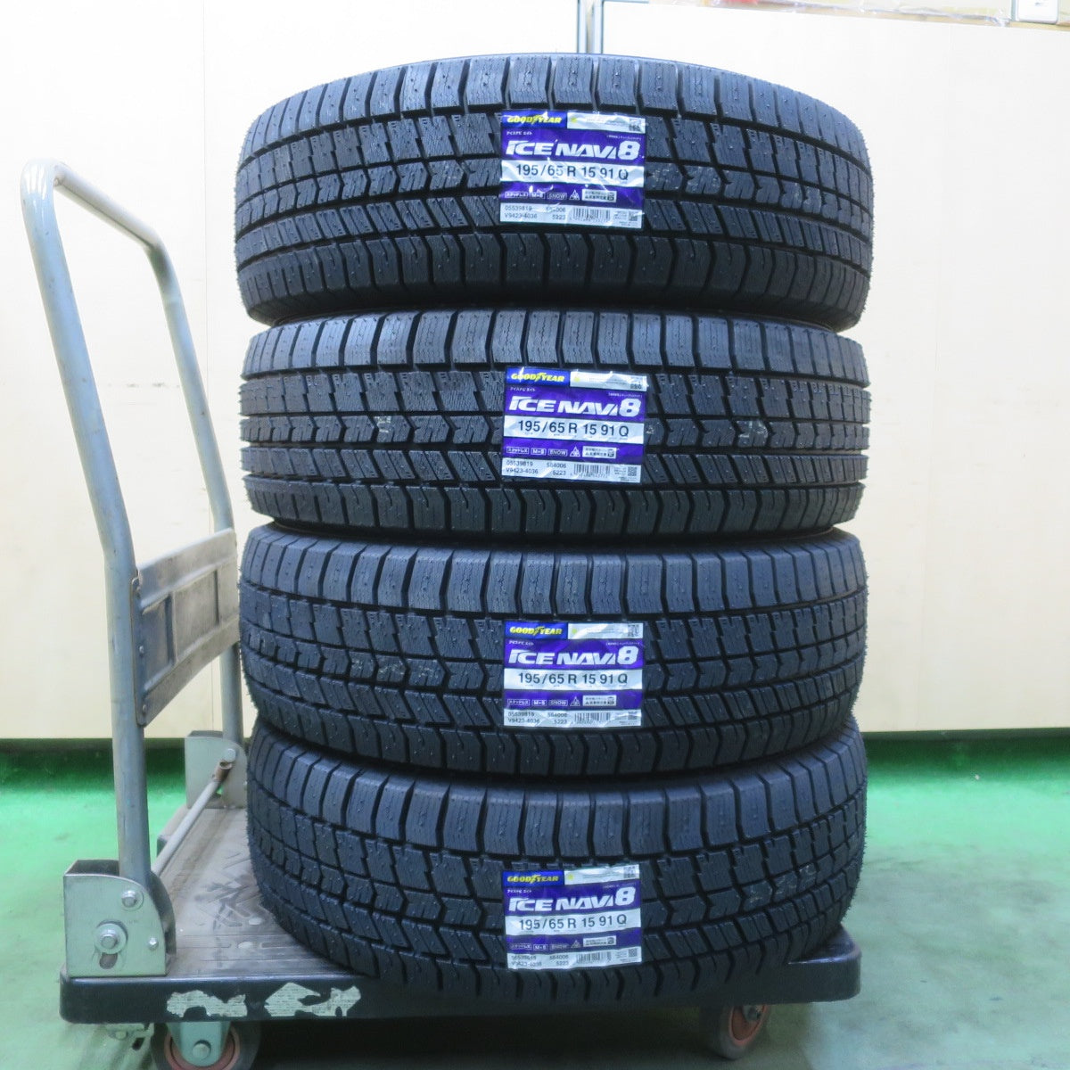 未使用！26年★スタッドレス 195/65R15 グッドイヤー アイスナビ8 タイヤ 15インチ プリウス ノア ヴォクシー ステップワゴン 等★6050604イスタ