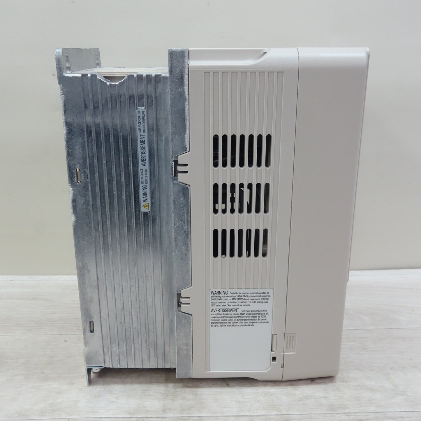 [送料無料] 未使用☆YASKAWA 安川 インバーター 200V 5.5kW/3.7kW GA700☆