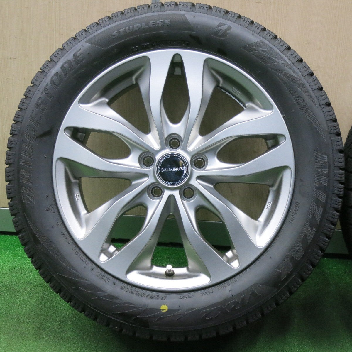 [送料無料] 超バリ溝！22年！キレイ！9.5分以上★86 BRZ 等 205/55R16 スタッドレス ブリヂストン ブリザック VRX2 BALMINUM バルミナ 16インチ PCD100/5H★4121808NJス