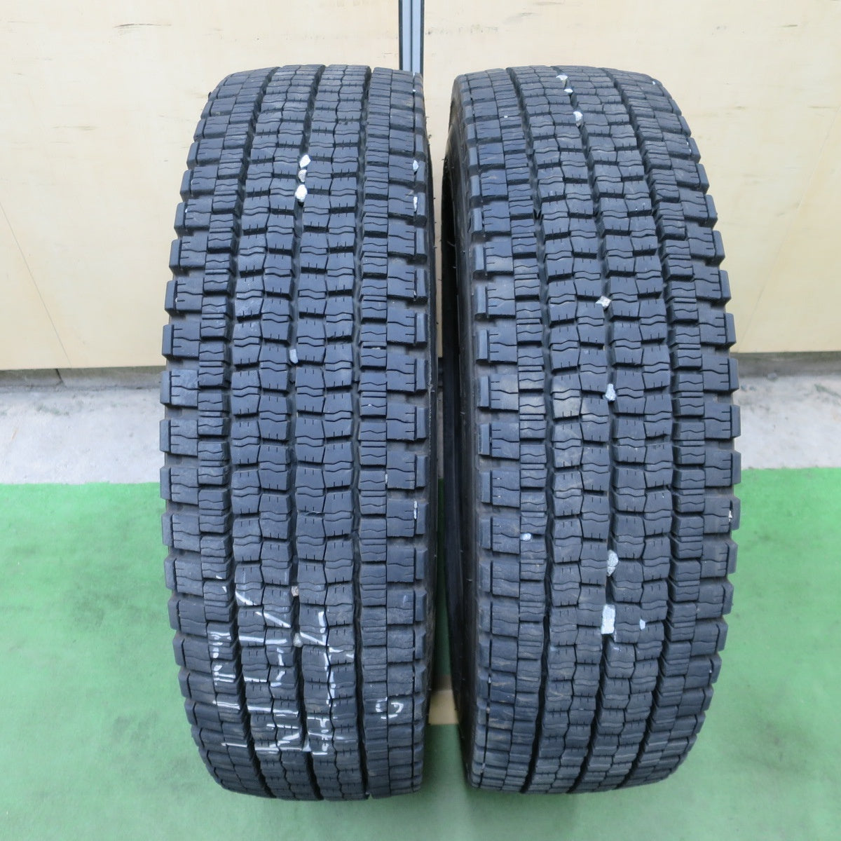 バリ溝！23年！9分！2本◎トラック タイヤ 225/80R17.5 123/122L スタッドレス ダンロップ デクテス SP001 DECTES 17.5インチ◎6100603NGスタ