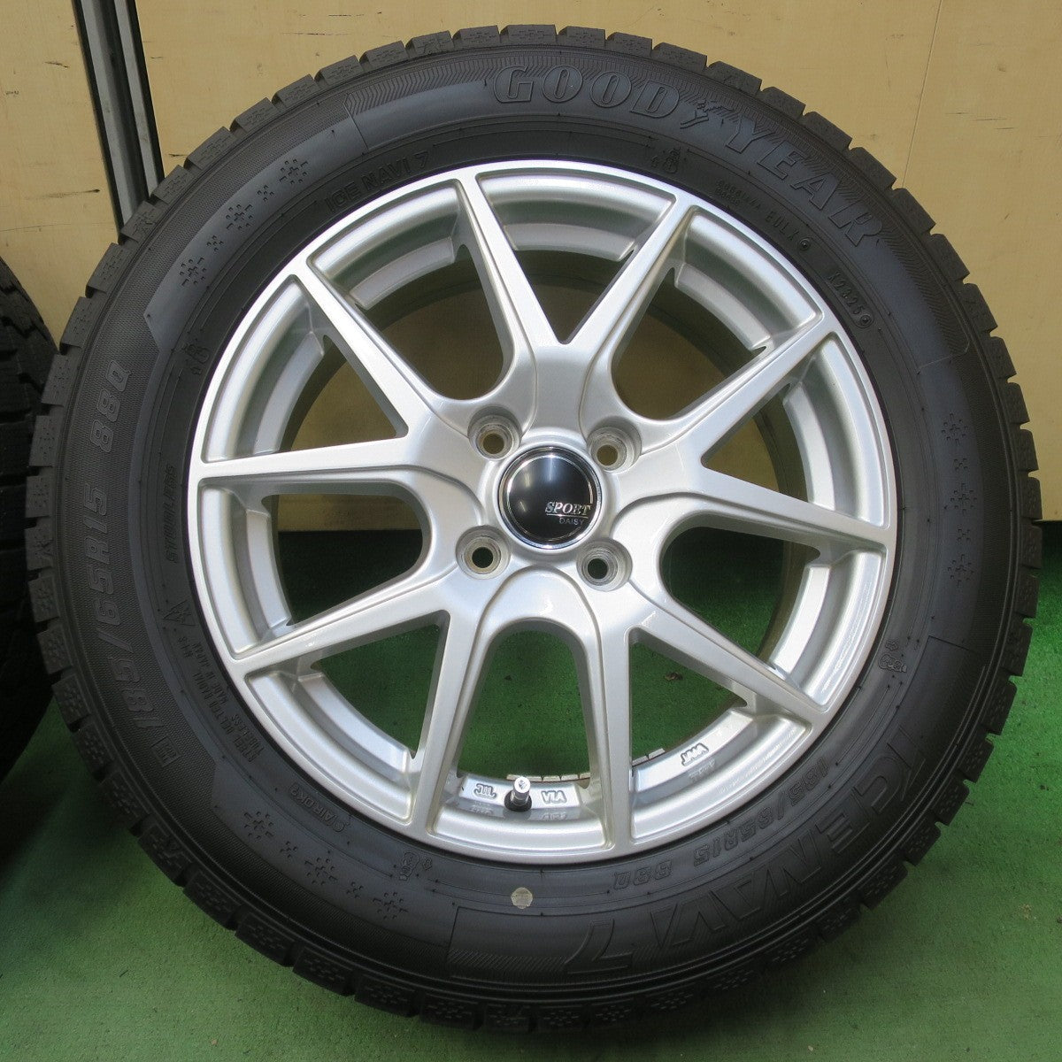 バリ溝！25年！キレイ！ほぼ10分★スタッドレス 185/65R15 グッドイヤー アイスナビ7 SPORT DAISY スポルト デイジー 15インチ PCD100/4H★6060907イス