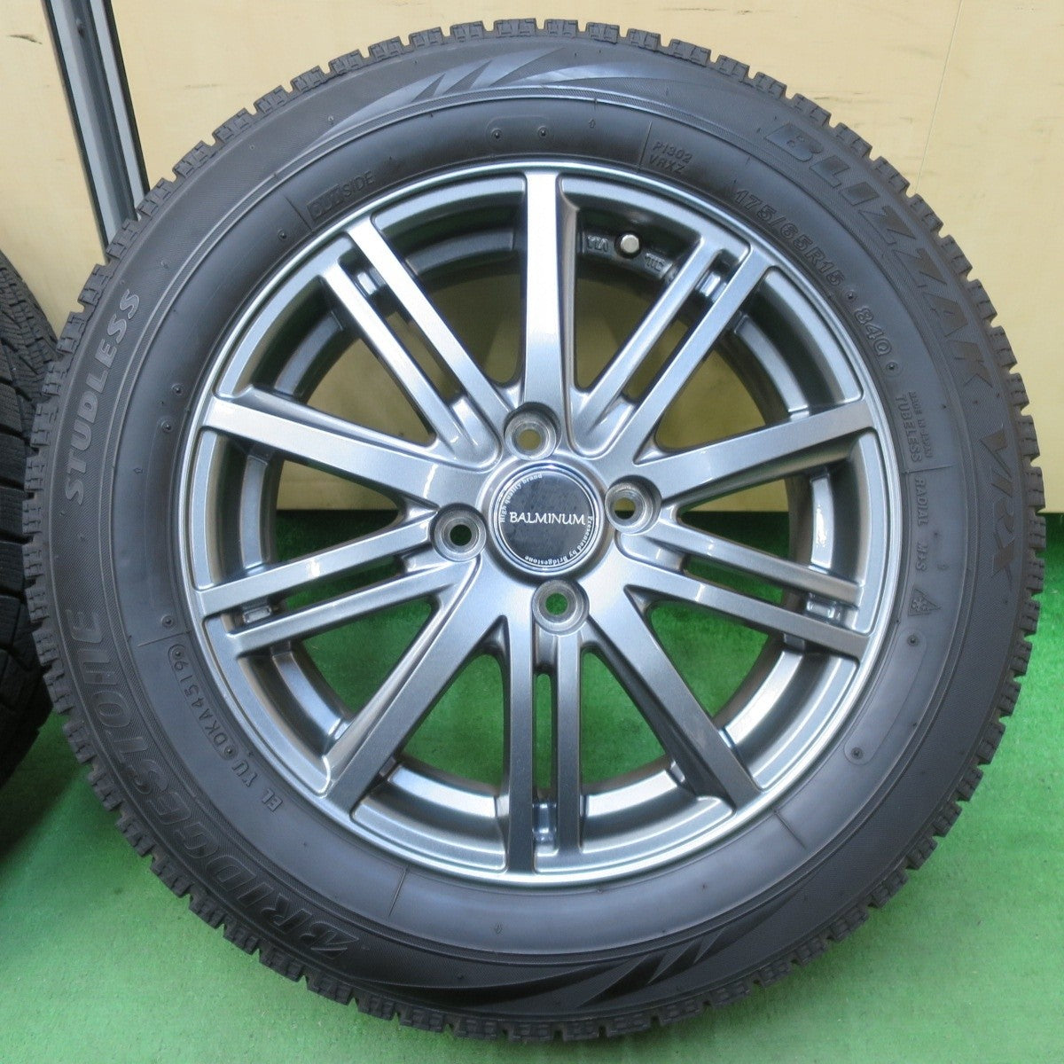 キレイ★スタッドレス 175/65R15 ブリヂストン ブリザック VRX BALMINUM バルミナ 15インチ PCD100/4H★5021004イス