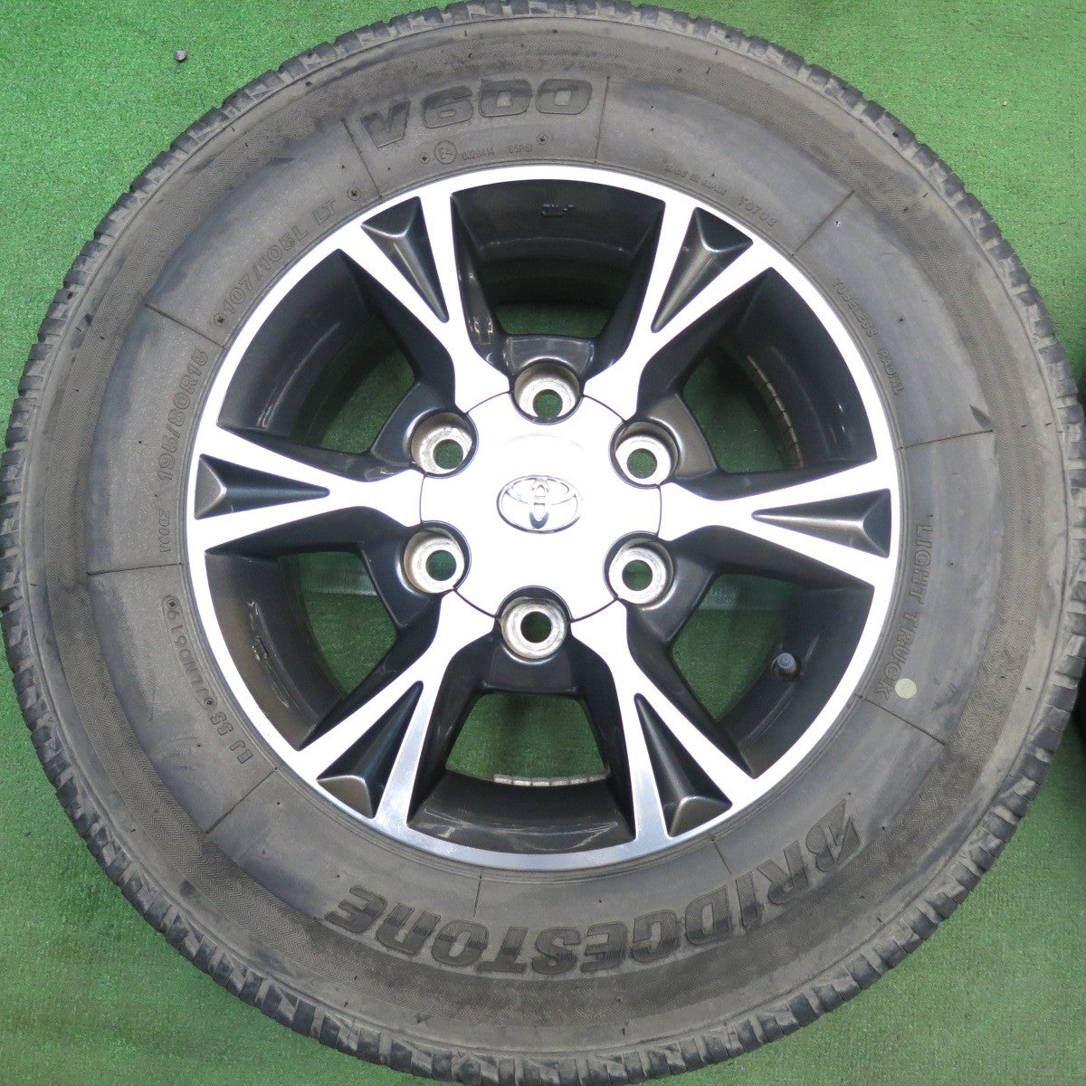 キレイ◎トヨタ 200系 ハイエース 純正 OP 195/80R15 107/105L ブリヂストン V600 15インチ PCD139.7/6H◎6092411HAノ