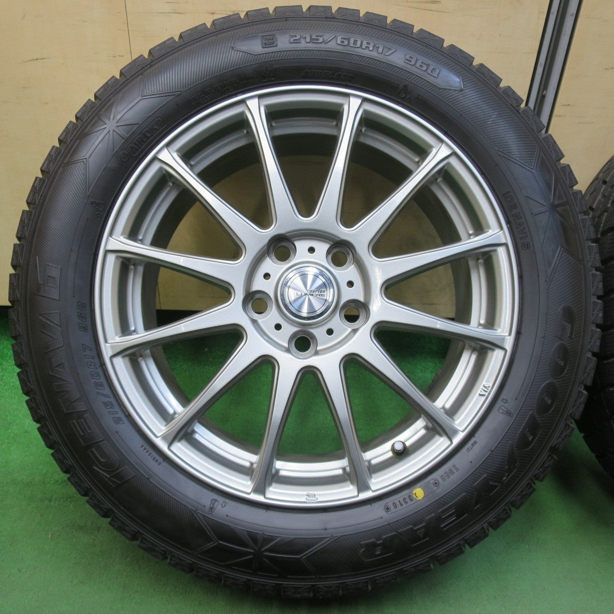 バリ溝！キレイ！9.5分以上★スタッドレス 215/60R17 グッドイヤー アイスナビ6 ravrion LUMIERE ラブリオン 17インチ PCD114.3/5H★5032007イス