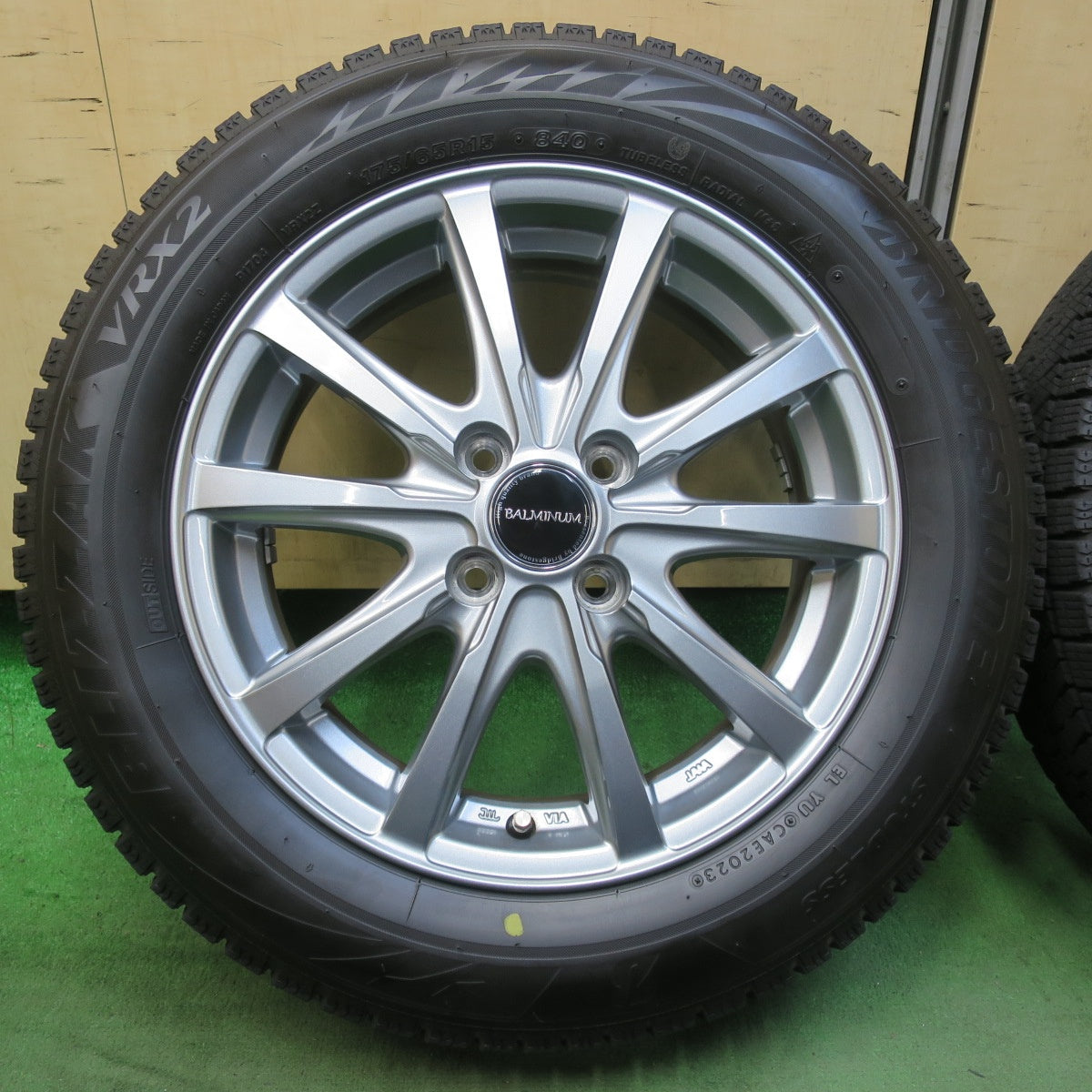 バリ溝！23年！キレイ！9.5分以上★スタッドレス 175/65R15 ブリヂストン ブリザック VRX2 BALMINUM バルミナ 15インチ PCD100/4H★5111810イス