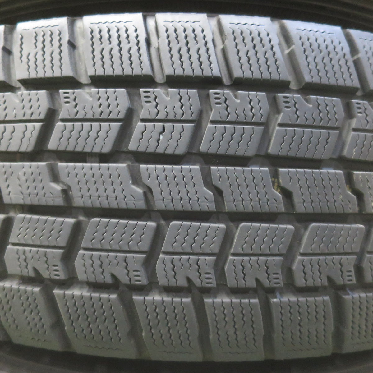 バリ溝！23年！キレイ！9.5分◎スタッドレス 225/60R17 グッドイヤー アイスナビ7 D.O.S. DOS 17インチ PCD114.3/5H◎6072305イス