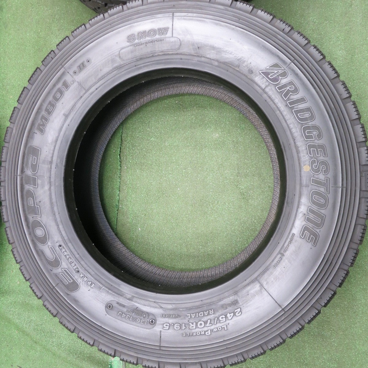 *送料無料* 新車外し！22年！ほぼ未使用★トラック タイヤ 245/70R19.5 136/134J ブリヂストン エコピア M801Ⅱ ミックス オールシーズン 19.5インチ★4071006HAノタ